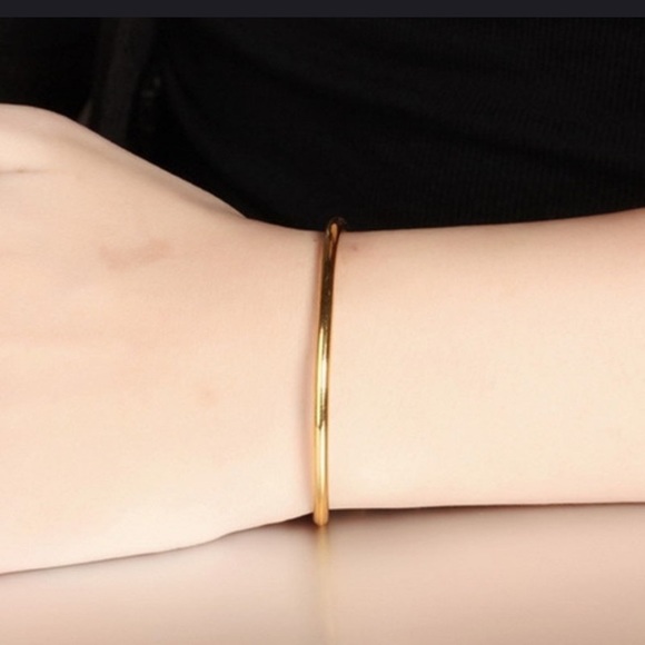 🌸2/$20 gold bangle bracelet - Picture 5 of 6